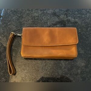 Andar leather wristlet